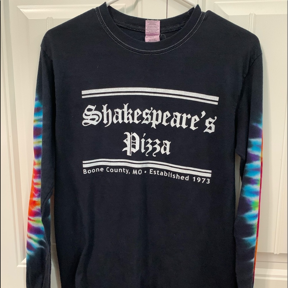 Shakespeare’s pizza long sleeve size small